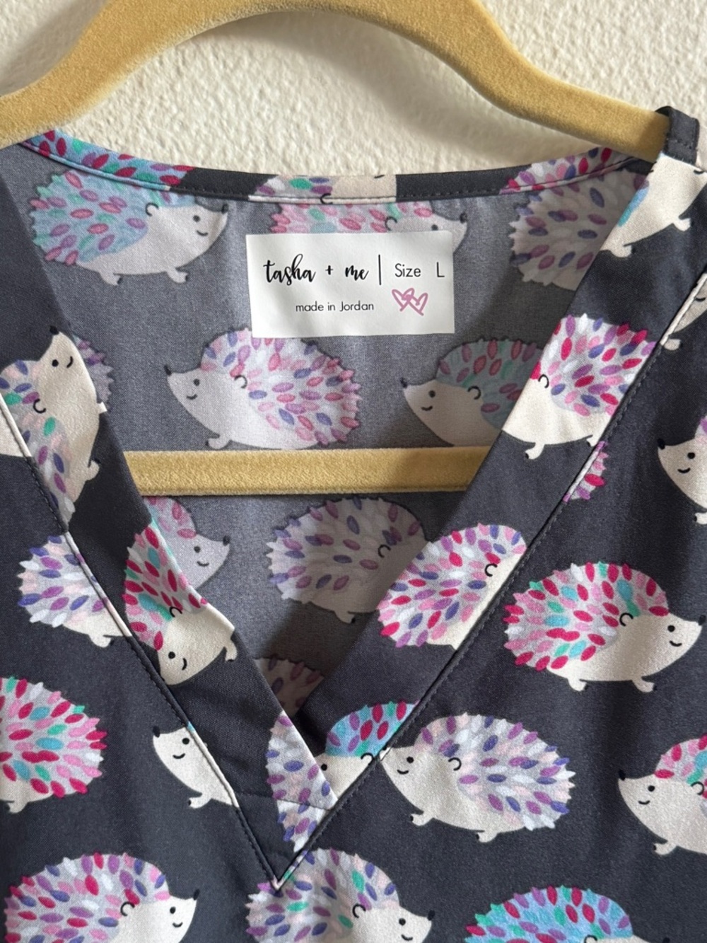 Tasha + Me Hedgehog Print Scrub Top Womens L Gray V-Neck Nurse Vet Tech - Picture 3 of 4